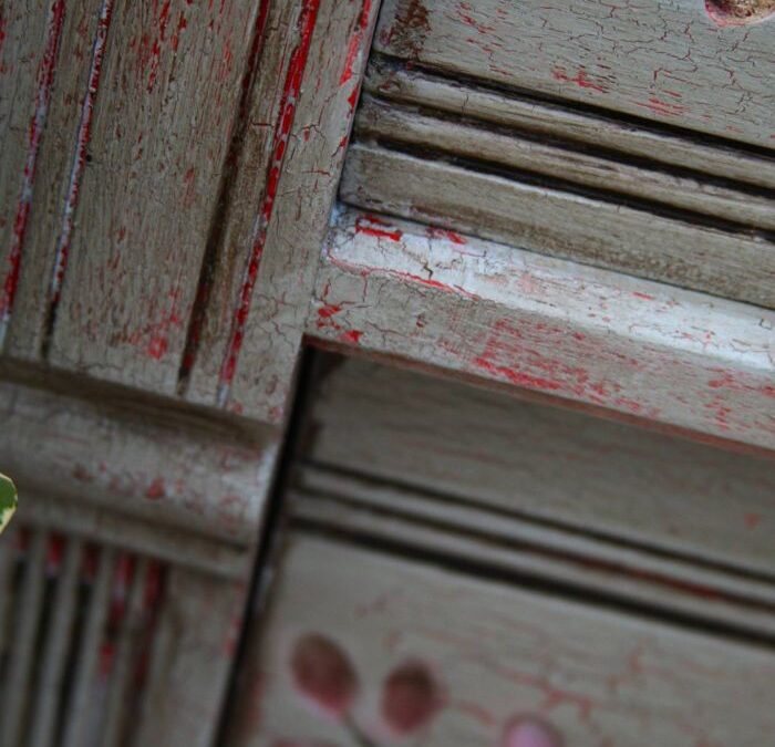 DO YOU PAINT YOUR NAILS???  YOU CAN PAINT FURNITURE!